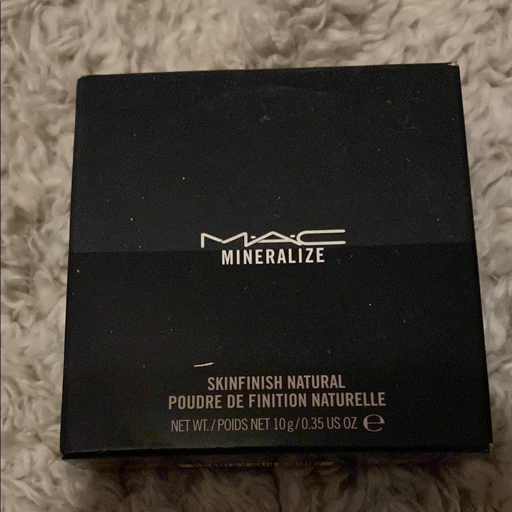 MAC Cosmetics Black Mineralize Skincare Compact medium golden
